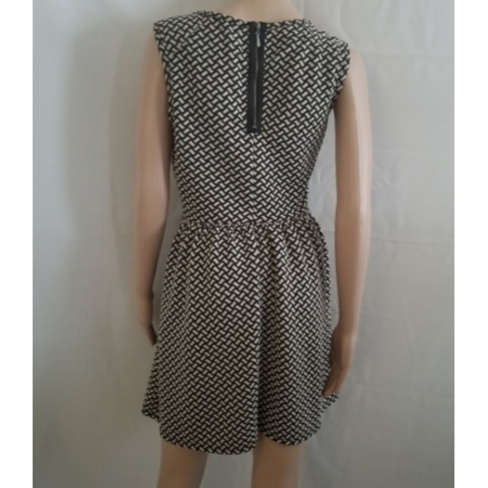 BeBop Women's‎ Black/White Geometric Pattern Sleeveless Skater MIni Dress Medium - Picture 7 of 11